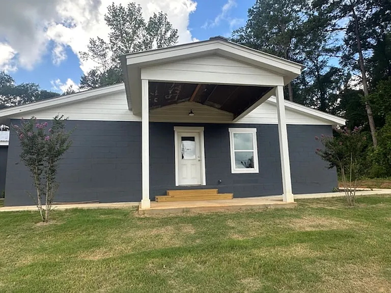 2111 Highway 82 W — Photo 1