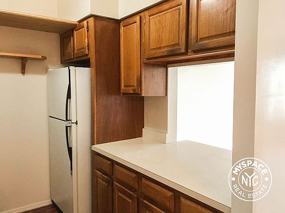 3rd image of 565 Lexington Ave #2