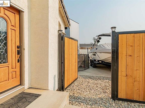 5th image of 2367 Newport Pl S