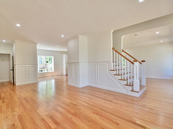 4th image of 197B Crownshield Ave