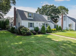 400 Cartwright Blvd, Massapequa Park, NY 11762