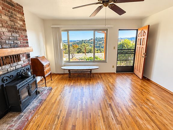 4th image of 1330 Oak Pl