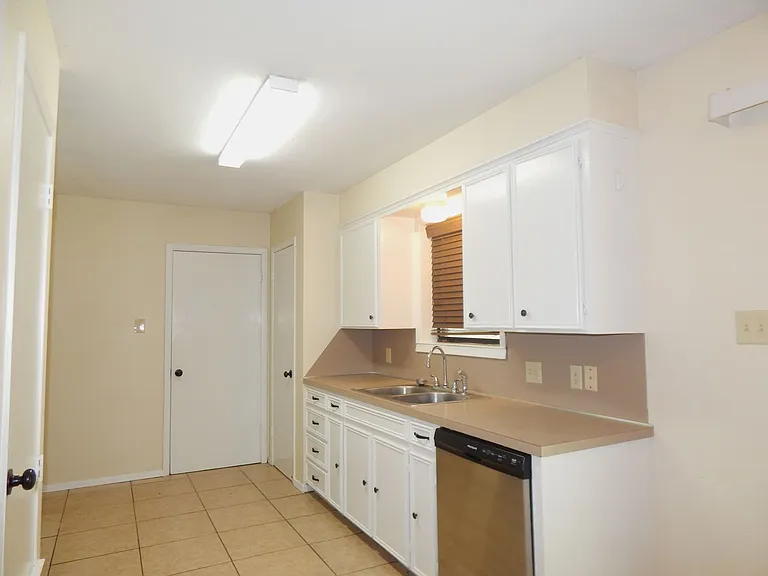 805 Corey Dr — Photo 7