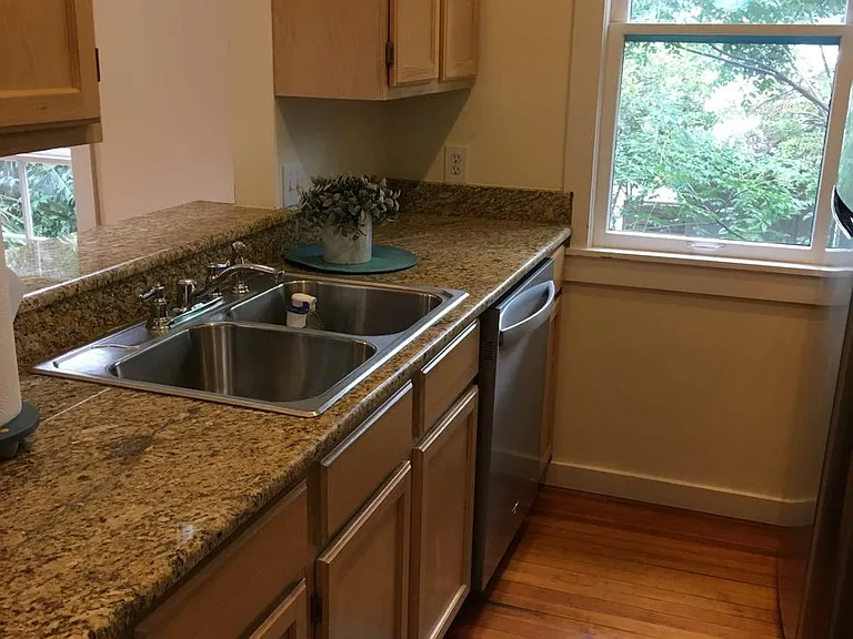516 E Guenther St #C — Photo 9