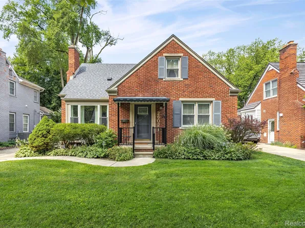 26021 Berkley Ave, Huntington Woods, MI 48070