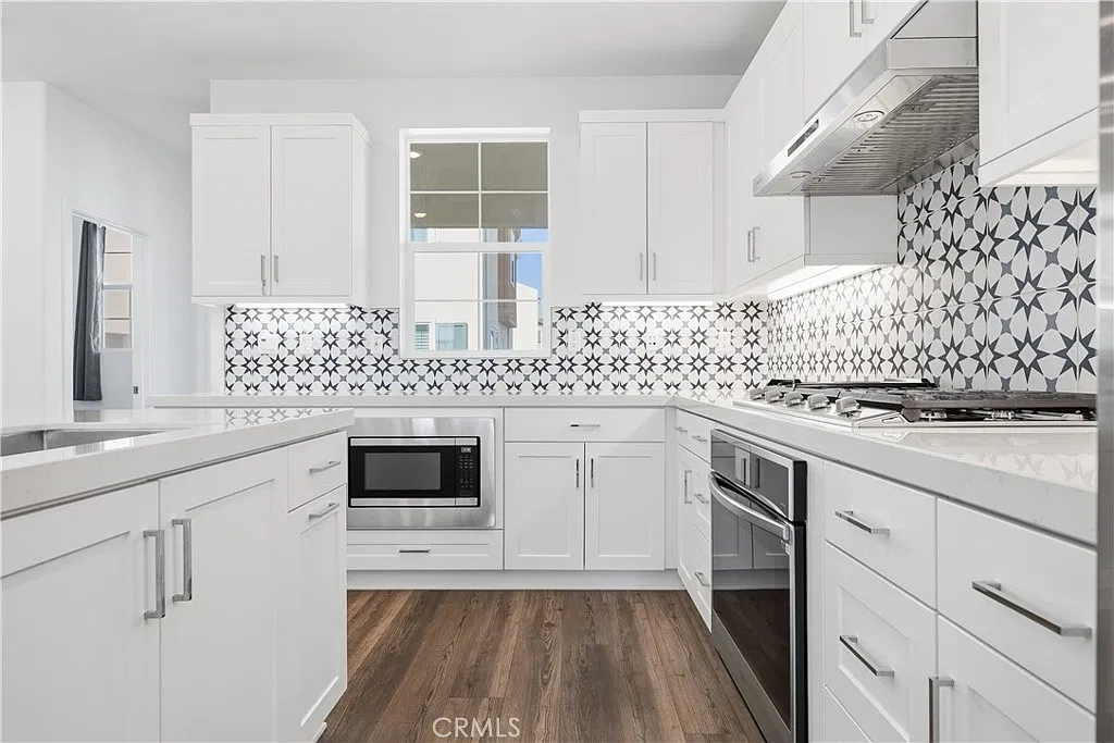 2 bed, 2.5 bath, 1439 sqft, $4,200 — Photo 3