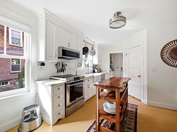 5th image of 211 Crescent St