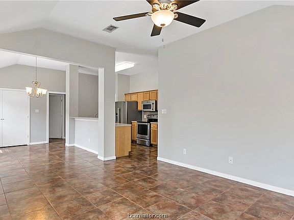5th image of 909 Bougainvillea St