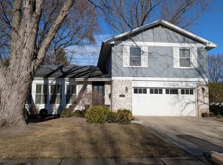 924 Warwick Ln, Libertyville, IL