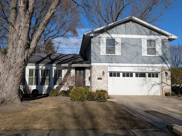 924 Warwick Ln, Libertyville, IL 60048