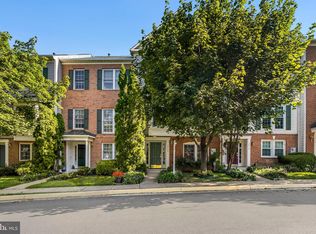 12420 Cedar Lakes Dr, Fairfax, VA