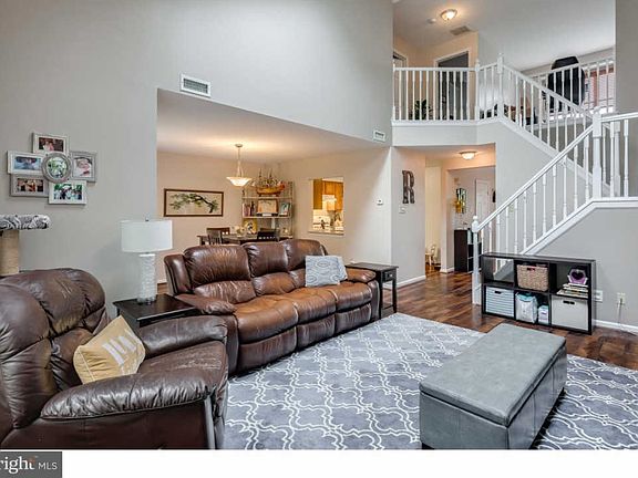 4th image of 310 Lake Side Dr