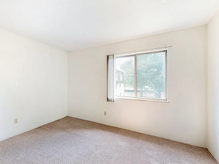 Sherwood Glen — Photo 24