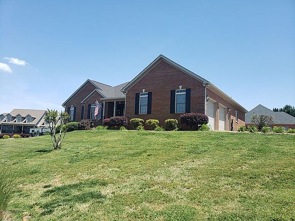 3rd image of 208 Pickering Cir