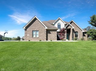 6075 Waterside Dr, Columbus, IN 47201
