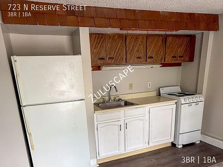 723 N Reserve St — Photo 3