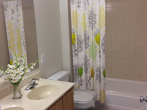 5th image of 998 W 10th St #3B-1Ba-1300Sqft