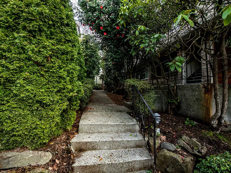 922 10th Ave E #7 — Photo 4