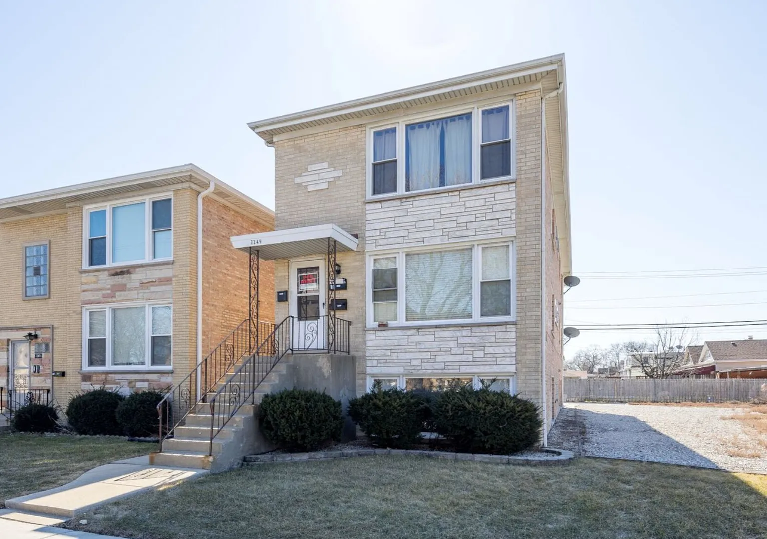 3 bed, 1.5 bath, 1600 sqft, $2,200 — Photo 1