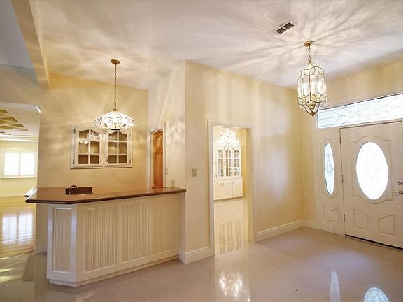 3rd image of 613 Tulip Ave