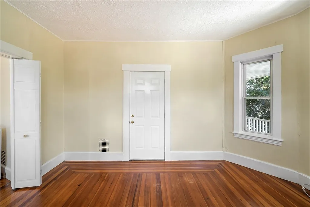 3 bed, 1.0 bath, 1415 sqft, $3,200 — Photo 4
