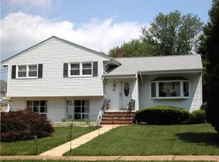 21 Armour Pl, Bergenfield, NJ 07621