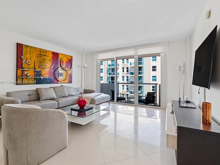 9195 Collins Ave #1103 — Photo 7