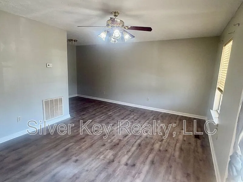 2 bed, 1.0 bath, 896 sqft, $995 — Photo 2