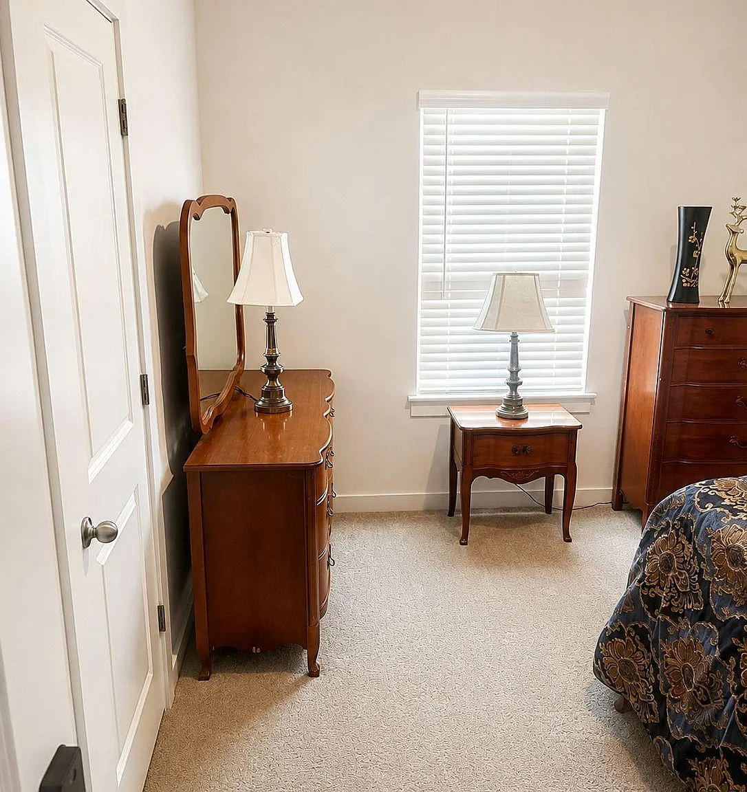 3 bed, 1.0 bath, 2500 sqft, $1,196 — Photo 2