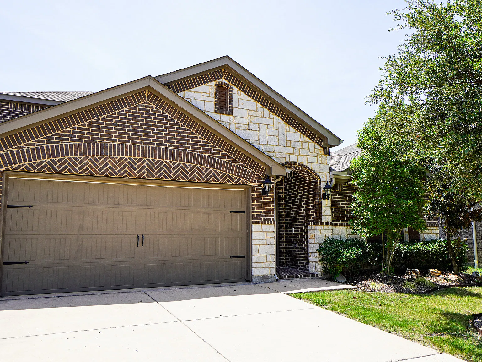 4 bed, 3.5 bath, 2380 sqft, $2,395 — Photo 1