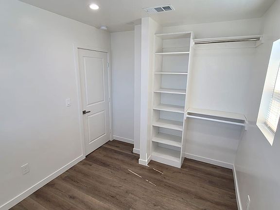 3rd image of 546 W 111th Pl
