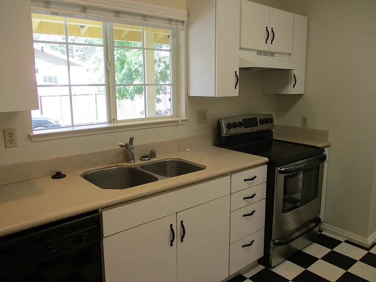 1608 Laburnum Ave — Photo 3