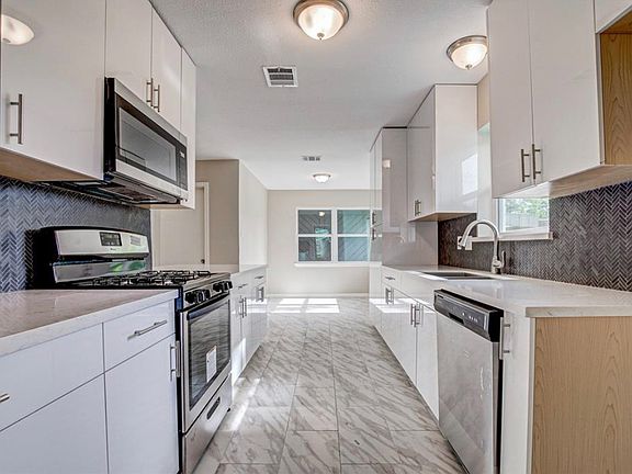 3rd image of 7527 Oak Village Dr House 1