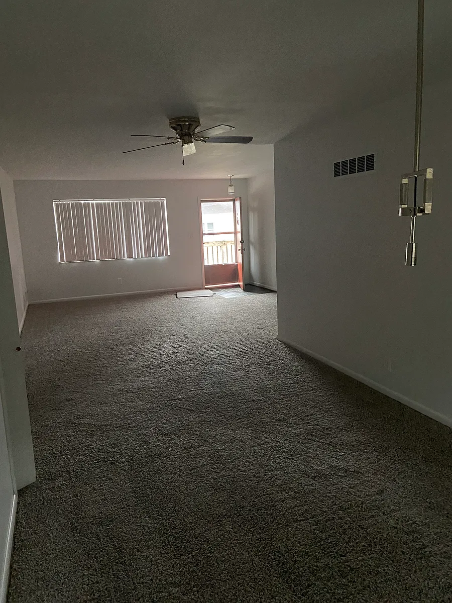 Living/Dining Area - 560 Eastmoor Blvd #D