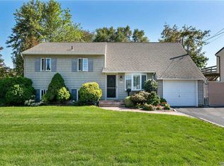 933 N Ontario Ave, Lindenhurst, NY 11757
