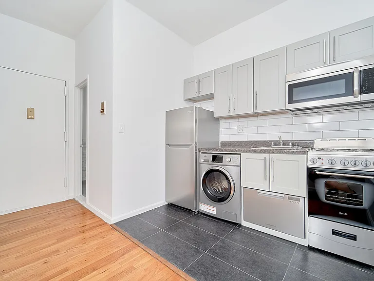 150 Manhattan Ave #3B — Photo 6