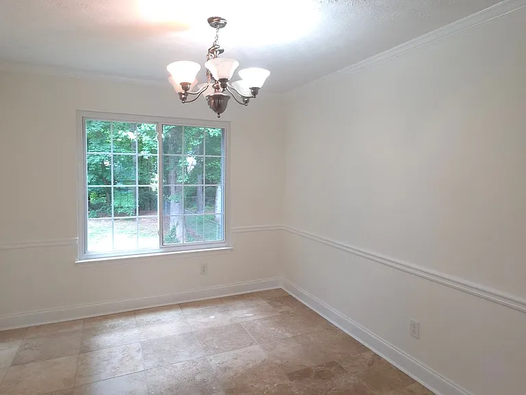 190 Barrington Dr E — Photo 9