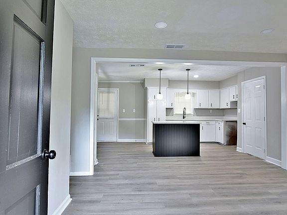 3rd image of 4914 Gardenia St