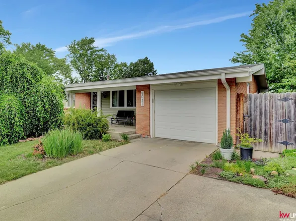 8032 E Avon Ln, Lincoln, NE 68505