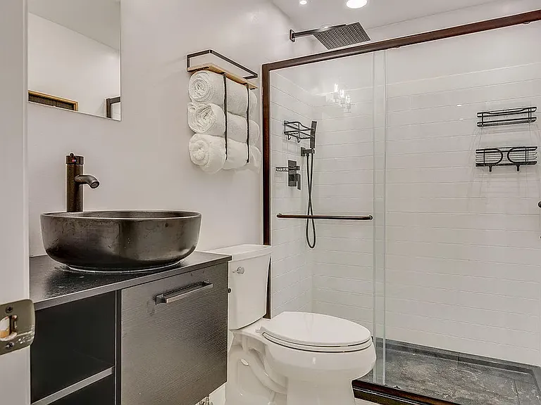 1810 Parkwood Ln #9 — Photo 3