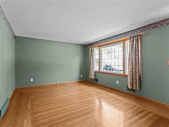 5th image of 48 Lakeside Dr