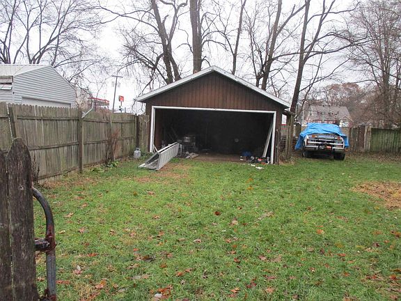 3rd image of 51570 Pond St