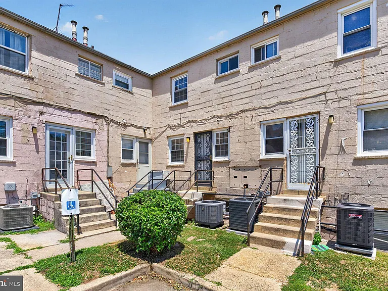 2437 Iverson St — Photo 14