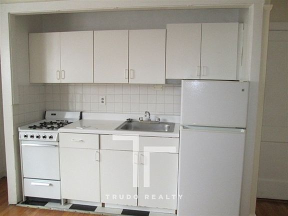 2nd image of 427 W Belden Ave #4295B204