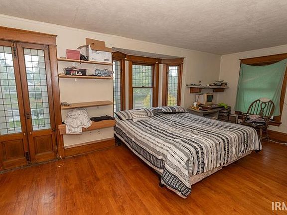 5th image of 2528 Lincoln Way W