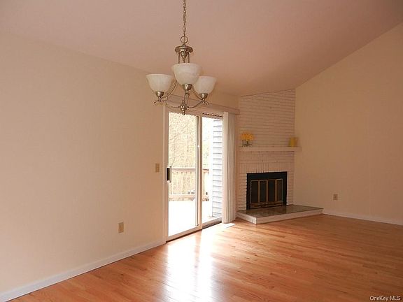 5th image of 40 Maple Hill Dr