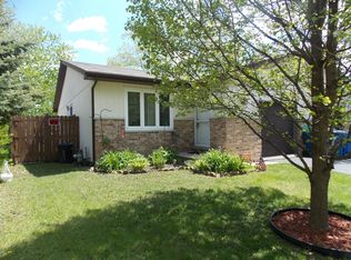 637 Kenilworth Ave, South Elgin, IL 60177