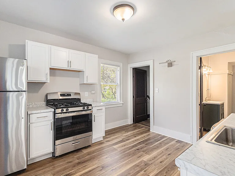 1089 Sophia St — Photo 5
