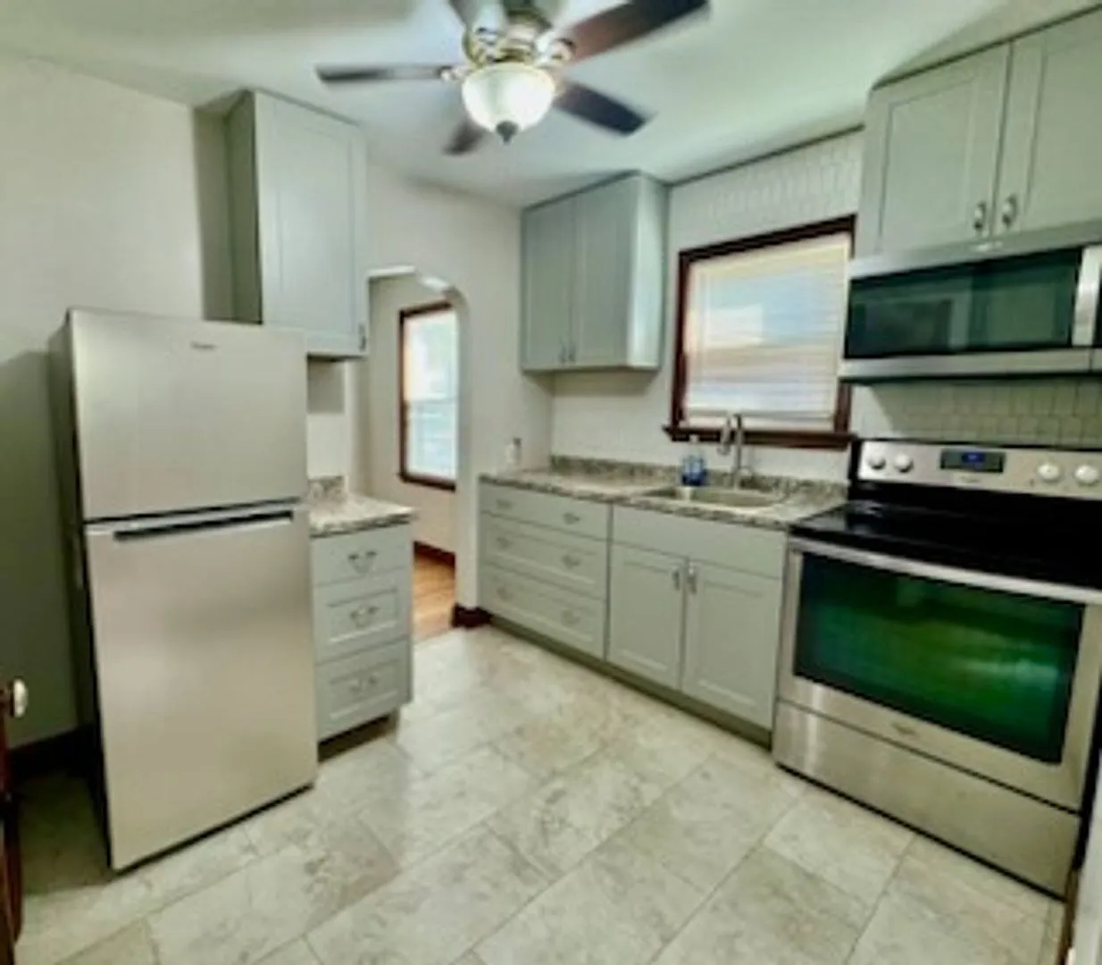 Fully Remodeled single family house! 3 bedrooms, full kitchen, full bath, living room — Photo 1