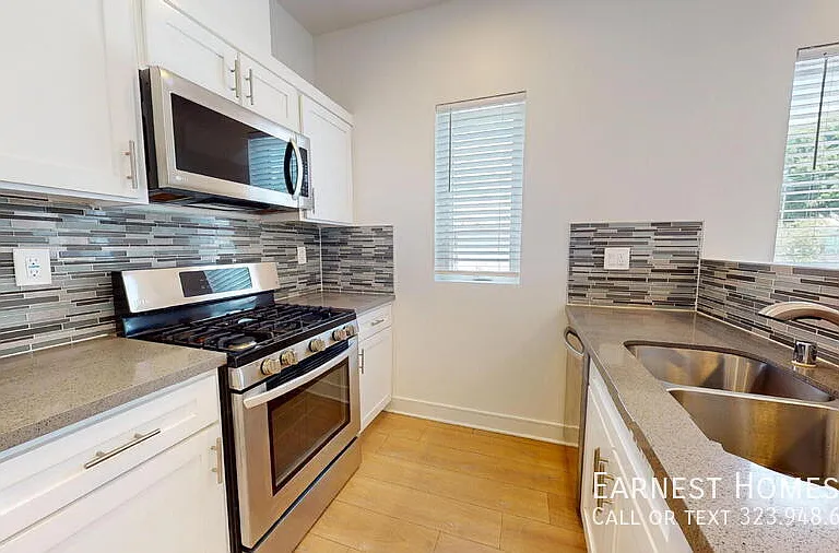 147 1/2 Roselake Ave — Photo 5